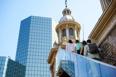 Découvrez les cloches résonner au-dessus de santiago, grimpez la tour de la cathédrale et admirez plaza de armas sous un nouvel angle. guide bilingue et accès exclusif inclus.