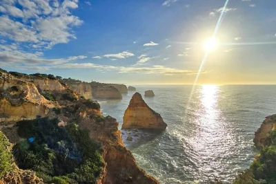 Disfruta de una caminata por los acantilados de benagil en el algarve, descubre cuevas marinas, explora praia da marinha y relájate en senhora da rocha. incluye traslado en furgoneta y guía local.
