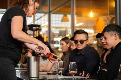 Disfruta lo mejor de yarra valley con cata de vinos en rochford, quesos en coldstream dairy, gin y pizza en stag lane distillery, más chocolate y paseo por healesville. incluye recogida.