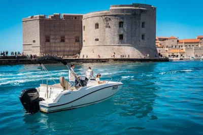 Parti dal porto della città vecchia di dubrovnik, naviga tra le isole elafiti, nuota nella grotta blu, rilassati sulla spiaggia di Šunj e gusta un drink su una barca privata con guida locale.