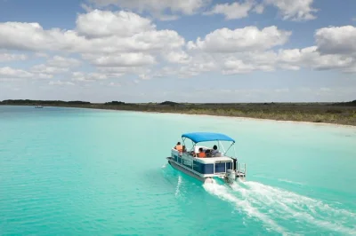 Scopri i colori unici della laguna di bacalar con un tour privato in barca e guida locale, nuota in acque cristalline, visita cenotes nascosti e gusta un picnic di frutta fresca. include bevande e tem