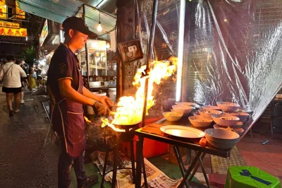Scopri i migliori piatti di bangkok chinatown con una guida locale, assaggia oltre 15 specialità michelin e termina con un dolce durante una vivace passeggiata serale. tutte le degustazioni incluse.