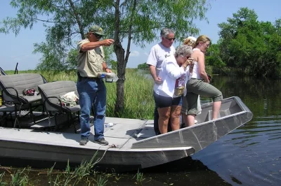 Erlebe eine rasante airboat-fahrt durch die cajun-bayous, entdecke wilde alligatoren und tauche ein in die geschichte der destrehan plantation. inkl. abholung und kleine gruppen mit persönlicher füh