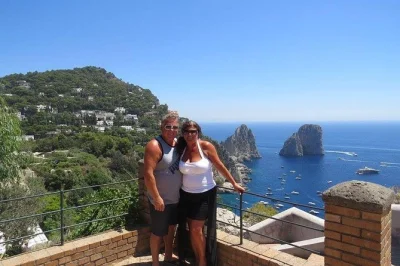 Descubra as estradas à beira do penhasco de capri, a gruta azul de barco, o teleférico do monte solaro e jardins encantadores. guia, ferry e transporte local inclusos. reserve seu passeio em capri.