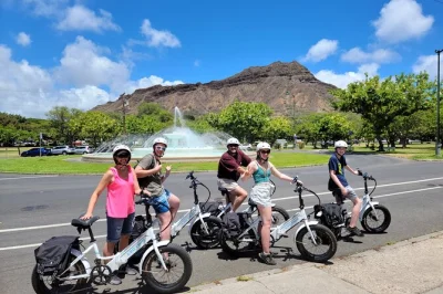 Sinta a brisa pedalando de e-bike de waikiki até o diamond head, suba o vulcão com guia local e aproveite ingressos e fotos incluídos—com opção de ponto de encontro.