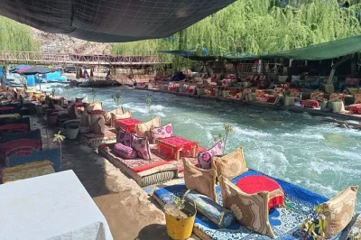 Quittez marrakech pour les montagnes de l’atlas, partagez un petit-déjeuner berbère, randonnez aux cascades de setti fatma et savourez un déjeuner au bord de la rivière avec guide local et trans