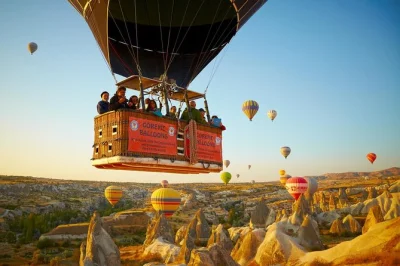 Surca los cielos de göreme y sus chimeneas de hadas al amanecer en cappadocia, con recogida en hotel, desayuno y copa de champán al aterrizar. reserva tu vuelo en globo ya.