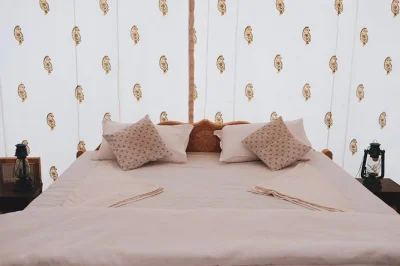 Vivez une nuit sous les étoiles du désert près de jaisalmer avec tente de luxe, safari à dos de chameau, danse folklorique et dîner buffet. transfert et petit-déjeuner inclus pour une escapade s