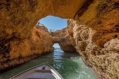 Vivi l’emozione di entrare nella grotta di benagil, nuota nel mare cristallino dell’algarve e divertiti con il tuo skipper in questo tour privato in barca. giubbotti salvagente inclusi e soste fle