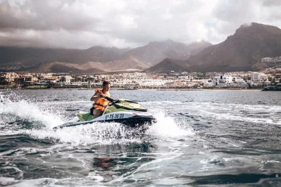 Vivi l’emozione di un safari in jet ski lungo la costa sud-ovest di tenerife, con transfer gratuito, foto professionali e bibite fresche. prenota ora la tua avventura a las galletas.