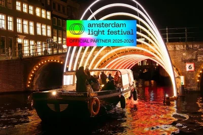 Sinta a magia do festival das luzes de amsterdam em um barco aconchegante pelos canais, com bebidas à vontade, petiscos típicos e histórias de um skipper local. grupo pequeno saindo bem perto da es