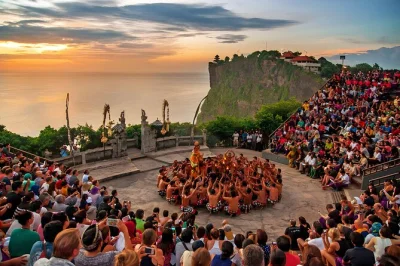 Siente la brisa marina en el templo de uluwatu, disfruta la danza de fuego kecak y cena mariscos frescos en la playa de jimbaran. incluye traslado privado y entradas.