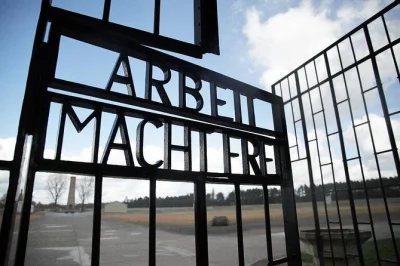 Découvrez l’histoire de sachsenhausen avec un guide officiel, en petit groupe et en transport en commun depuis berlin. entrée incluse, soutien au mémorial garanti.