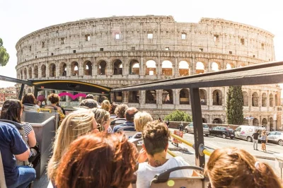 Descubre roma a tu ritmo en un bus turístico con paradas cerca de la fontana di trevi, el vaticano y más, con audio en 12 idiomas y wifi gratis. reserva fácil.