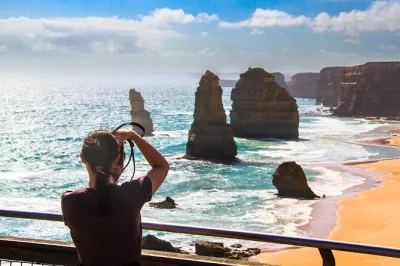 Siente la brisa marina y descubre historias de naufragios en un tour en grupo reducido por la great ocean road desde melbourne, con 12 apóstoles, loch ard gorge, recogida y té matutino incluidos.