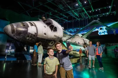 Vivi l’emozione dello spazio al kennedy space center da orlando con trasferimento in bus espresso, incontri con astronauti e simulatore di lancio shuttle incluso.