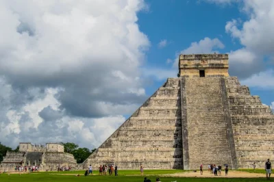 Scopri l’energia millenaria di chichen itza ed ek balam, nuota in un cenote nel cuore dello yucatan e gusta un pranzo locale—ritiro e ritorno da playa del carmen inclusi.