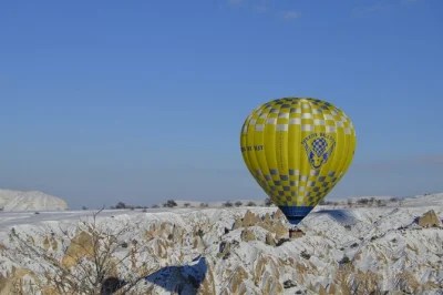 Surca los cielos de göreme al amanecer en un vuelo en globo de 1 hora, con recogida en hotel, desayuno para llevar y una pequeña celebración al aterrizar. reserva ya tu vuelo en cappadocia.