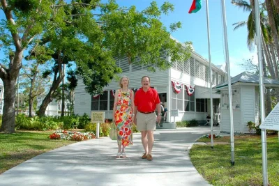 Découvrez l’histoire de key west en visitant la truman little white house avec un guide expert. explorez les pièces présidentielles et profitez d’une entrée facile et rapide.