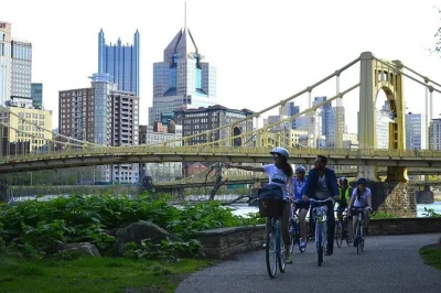Découvrez pittsburgh à vélo : architecture du centre-ville, sentiers au bord de l’eau et le quartier animé du strip district avec un guide local. vélos fournis.
