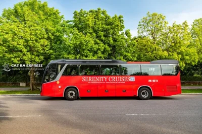 Llega a la isla de cat ba desde hanoi en poco más de 3 horas con bus directo, lancha rápida y recogida en hotel. asientos reclinables, aire acondicionado y agua para tu comodidad.