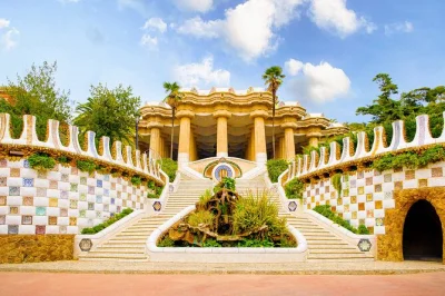 Découvrez le park güell de gaudí sans faire la queue, avec un guide local qui vous raconte ses anecdotes et du temps pour flâner parmi les mosaïques. casques audio inclus.