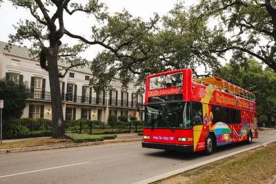 New orleans entdecken: beignets am jackson square probieren, offene doppeldecker-busfahrt und spaziergang durch den garden district – inkl. 2-tage-ticket.