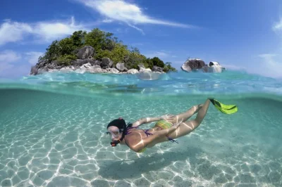 Escapa de phuket por un día y visita coral island. disfruta del snorkel, un almuerzo tailandés en la playa kahung y deportes acuáticos. incluye recogida en hotel y paseo en lancha rápida.