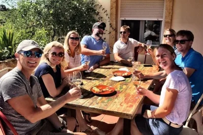 Rondas weinberge erleben, bodega doña felisas keller entdecken und drei lokale weine mit tapas genießen. geführte tour mit weinverkostung inklusive.