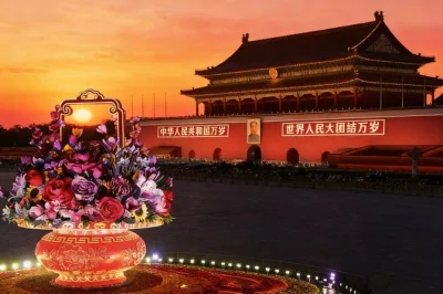 Explore beijing à noite: caminhe pelos antigos hutongs, experimente petiscos de rua e admire pontos como a praça tiananmen e a muralha. inclui guia local e traslado.