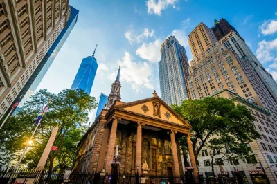 Sinta a emoção do ground zero, ouça histórias locais na st. paul’s chapel e escolha ver nova york do one world observatory. guia incluso e opções flexíveis.