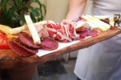 Descubre atenas con un tour gastronómico: disfruta koulouri recién hecho, prueba más de 18 platos griegos en el mercado central y comparte historias con un guía local. grupo pequeño, desayuno inc