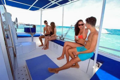 Navegue de cancún em um catamarã privado com open bar, faça snorkel no recife manchones e no museu subaquático, nade na playa norte e relaxe com seu grupo.