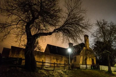 Follow lantern light through williamsburg’s haunted streets, hear true ghost stories from a local guide, and explore historic sites—includes real eyewitness accounts.