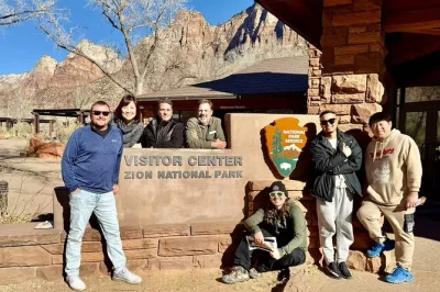 Cambia las luces de neón por el rojo de las rocas en esta excursión de un día a zion desde las vegas. camina por senderos increíbles, relájate junto al río virgin, incluye almuerzo y recogida en