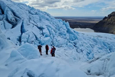 Sinta o estalo do gelo milenar sob seus pés em uma caminhada em grupo pequeno pelo glaciar vatnajokull, com guias certificados, equipamento incluso e saídas à noite de skaftafell.