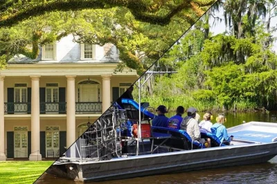 Erlebe die ruhe der eichenallee von oak alley, eine spannende airboat-tour durch die sümpfe louisianas und begleite lokale guides – inklusive bequemer abholung in new orleans.