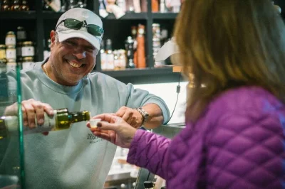 Descubra o sabor do lower east side em nova york com um tour gastronômico em grupo pequeno — prove bagels, dumplings e picles famosos, com guia local e almoço incluso.