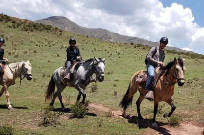Partez de cusco à cheval vers le balcon du diable, traversez des villages andins, découvrez des temples incas et explorez une grotte secrète avec un guide local. transport et équipement inclus.