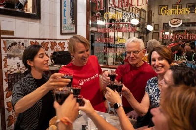 Siente el madrid nocturno con una ruta de tapas, cata de vermut en el mercado de san miguel y bares con historia en la latina—todo con guía local y degustaciones incluidas.