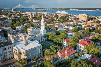 Découvrez les quartiers historiques de charleston lors d’une visite à pied en petit groupe avec un guide local. baladez-vous devant rainbow row, les églises anciennes et la digue high battery.