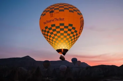 Disfruta del amanecer en cappadocia desde un globo aerostático, con recogida en hotel, desayuno para llevar y brindis con champán tras el aterrizaje. incluye certificado de vuelo y explicación del 