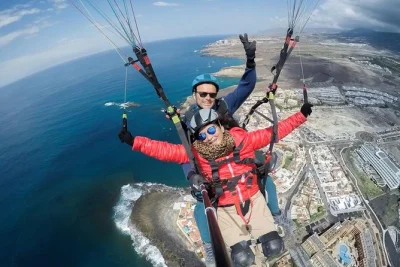 Vola sopra il sud di tenerife con un volo tandem in parapendio guidato da piloti esperti, con pickup gratuito in hotel. vivi il vento, ammira la costa e conserva il ricordo con la gopro.
