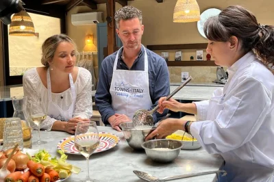 En el corazón de palermo, amasa pasta a mano, descubre cómo se hace el auténtico gelato siciliano y disfruta de una comida con chefs locales. incluye ingredientes, recetas y guía experta.