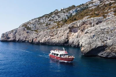 Découvrez santa maria di leuca en mini-croisière avec visite des grottes, pauses baignade et dégustation de frisa du salento. boissons et guide local inclus.