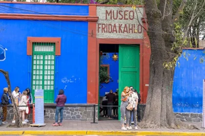 Scopri il mondo di frida kahlo a la casa azul o visita il nuovo museo casa kahlo a città del messico. include guida digitale, ingresso salta fila e accesso ad anahuacalli.