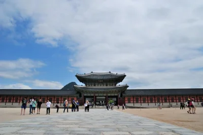 Explore o palácio gyeongbokgung, descubra as lojas de insadong, prove um almoço típico e conheça o mercado namdaemun com guia e traslado do hotel em seul.