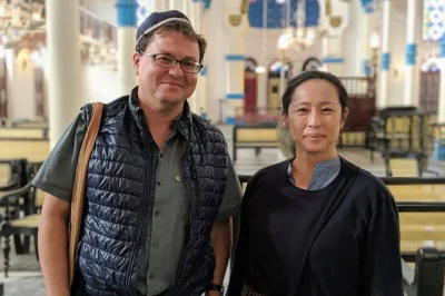 Découvrez kolkata autrement avec une balade guidée de bow barracks à burra bazar. plongez dans l’ancien chinatown, goûtez aux spécialités locales et écoutez des histoires secrètes avec un gu