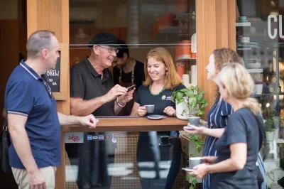 Recorre los callejones de melbourne con un local para probar café, dumplings, dulces y terminar en un bar escondido—degustaciones y anécdotas que no encontrarás en ninguna guía.