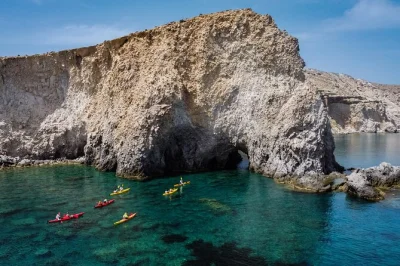 Scopri la costa vulcanica di milos in kayak, nuota nelle grotte marine, fai snorkeling alle sorgenti di gerakas e gusta snack fatti in casa—con attrezzatura e guida locale inclusi.